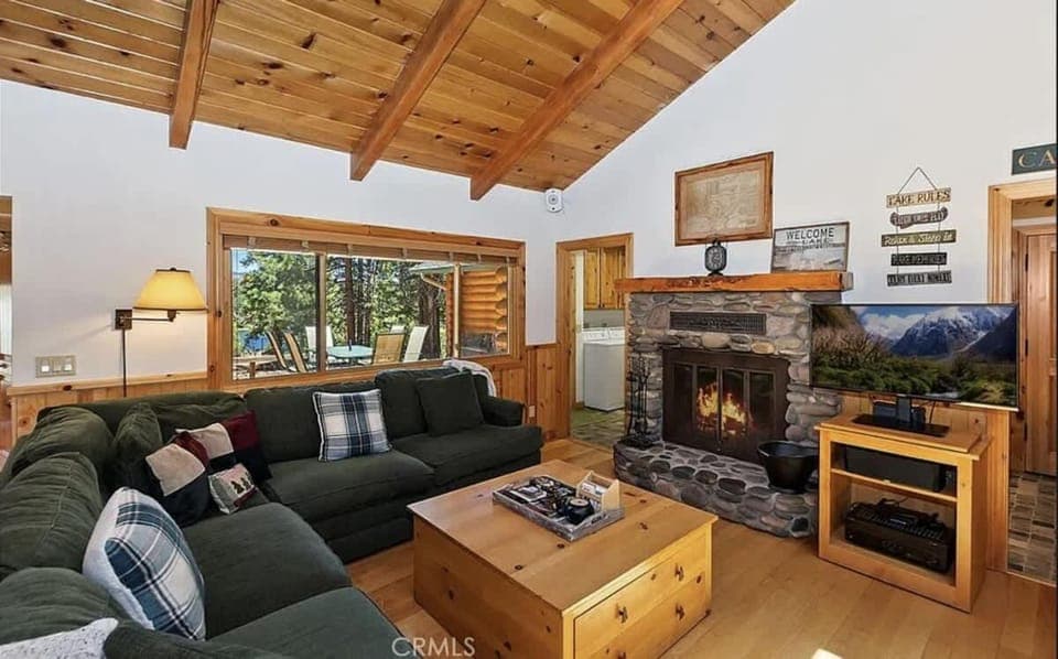 Sunshine Lake Cabin - Lake Views Hot Tub Cabin in Big Bear