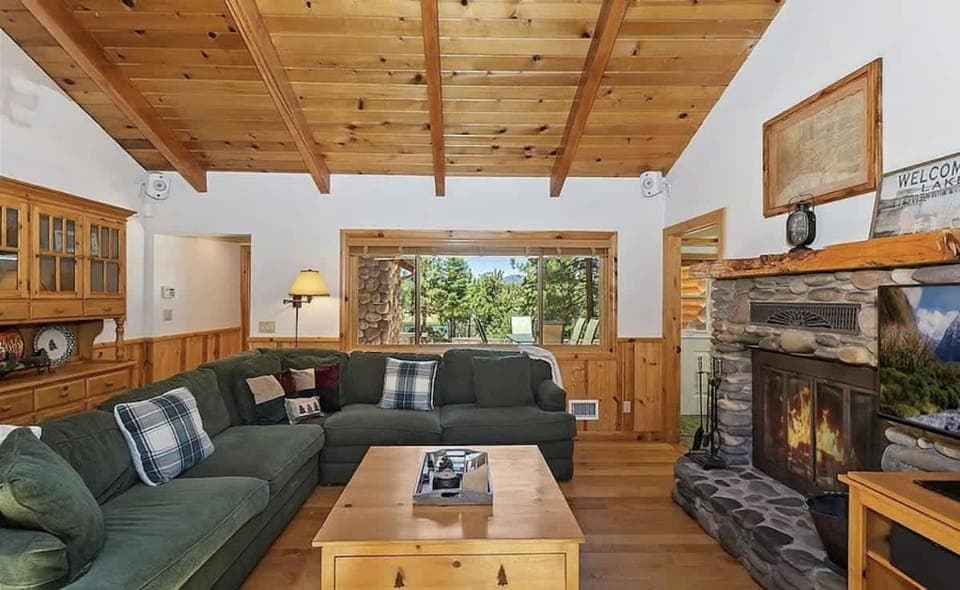 Sunshine Lake Cabin - Lake Views Hot Tub Cabin in Big Bear