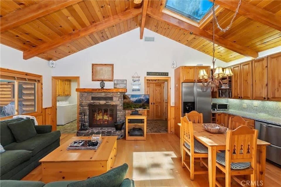 Sunshine Lake Cabin - Lake Views Hot Tub Cabin in Big Bear