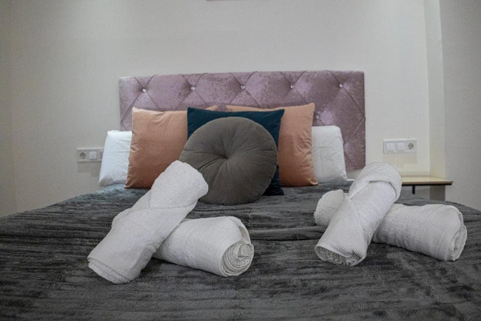 Bed, Photo of the whole room, Bedroom, towels