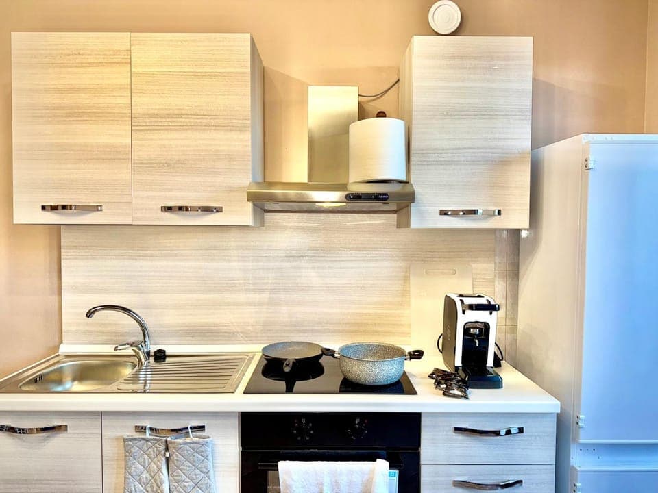 Coffee/tea facilities, Kitchen or kitchenette, oven, stove