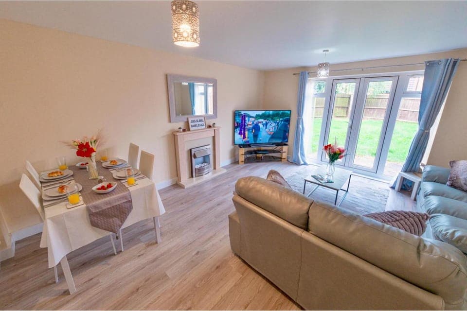 TV and multimedia, Living room, Seating area, Dining area