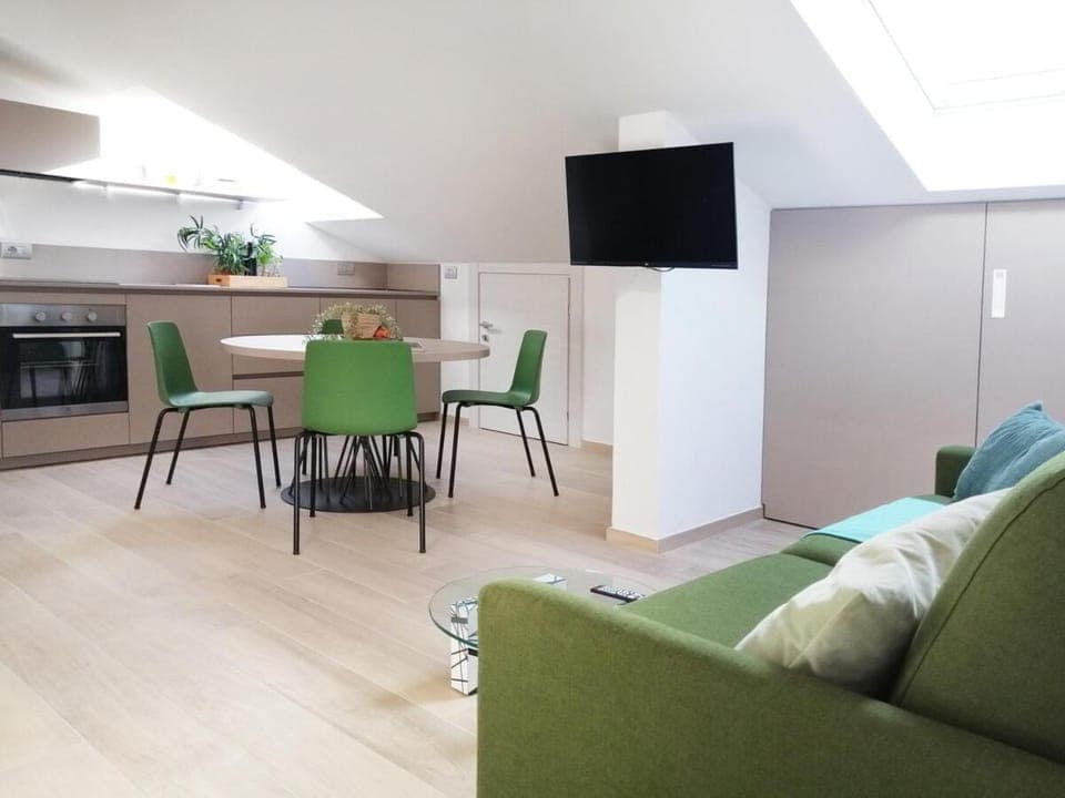 TV and multimedia, Kitchen or kitchenette, Living room, Seating area, Dining area, oven, stove