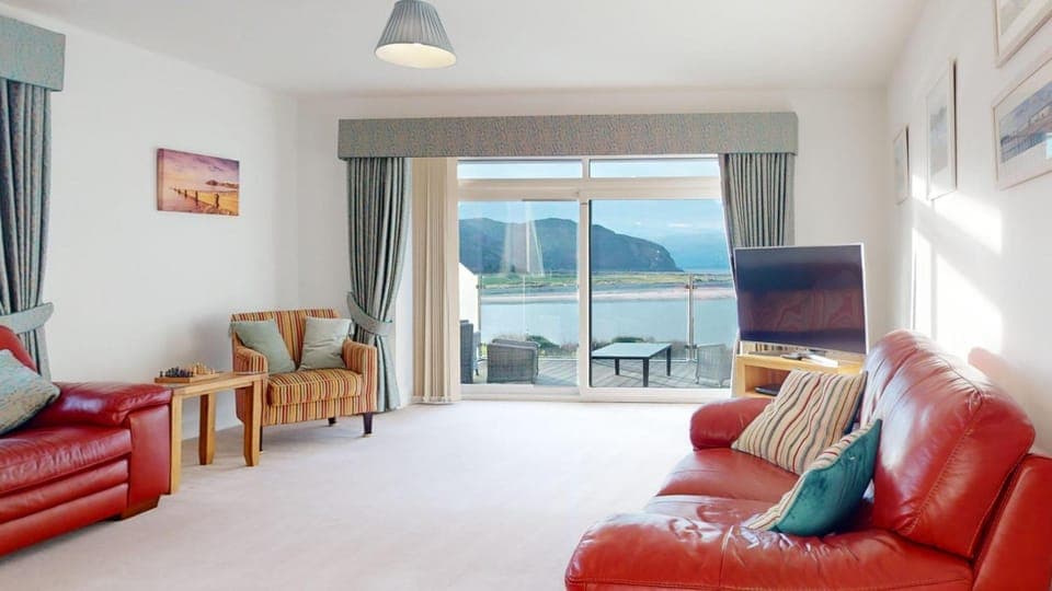 TV and multimedia, Living room, Other, Mountain view, River view, Sea view