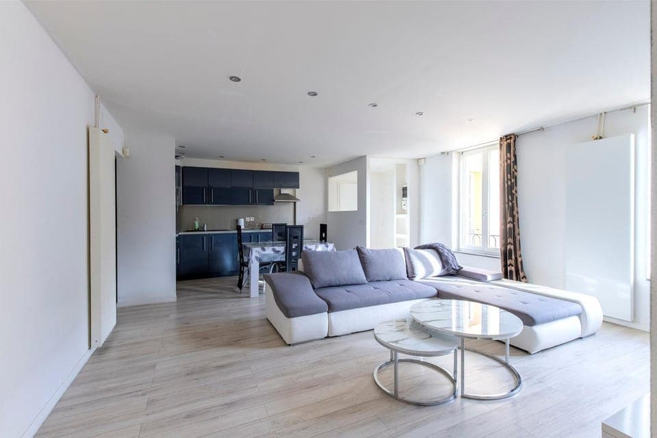 Kitchen or kitchenette, Living room, Seating area, Dining area