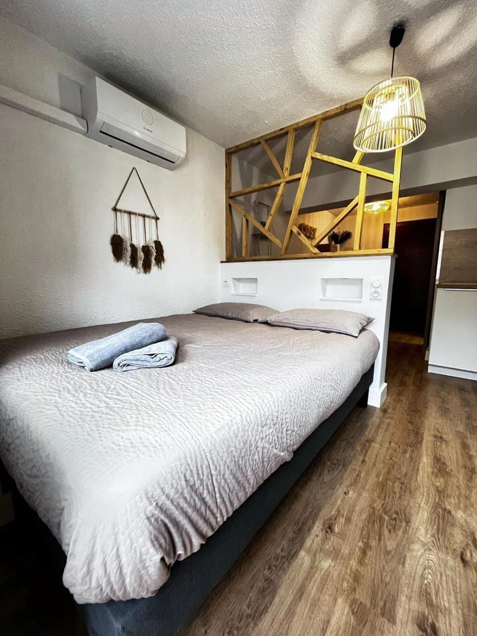 Photo of the whole room, Bedroom, air conditioner