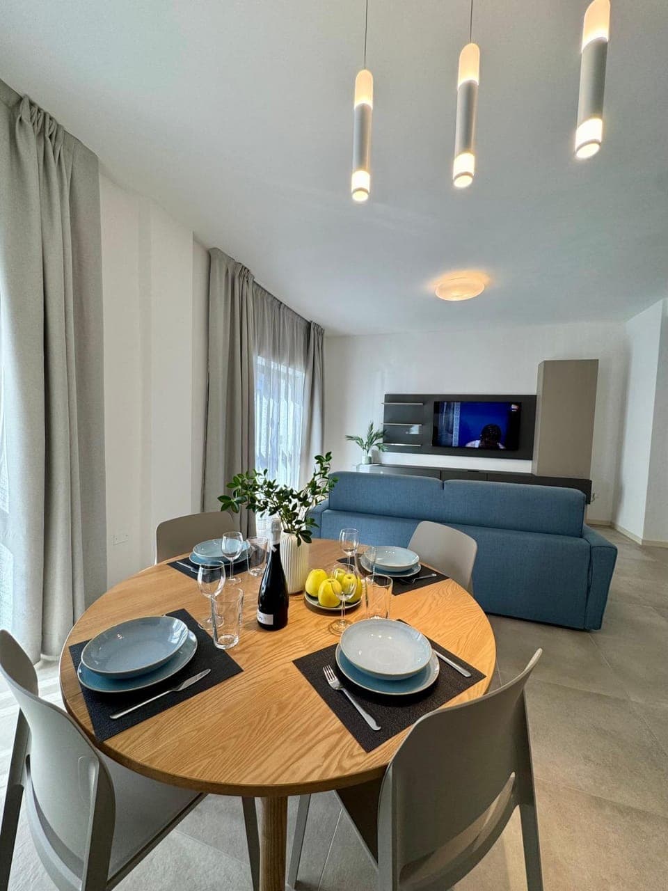 TV and multimedia, Kitchen or kitchenette, Living room, Seating area, Dining area