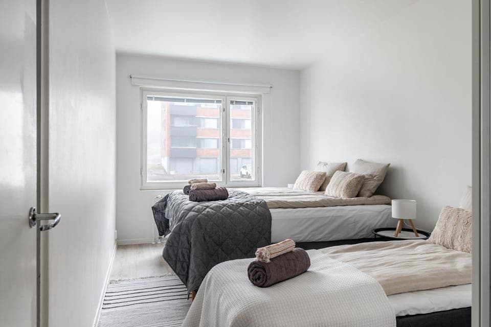 Bed, Bedroom, towels