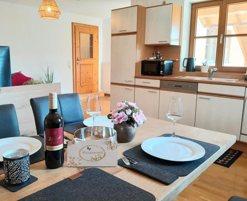 Kitchen or kitchenette, Seating area, Dining area, Alcoholic drinks