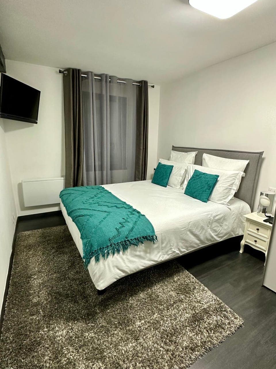 Bed, TV and multimedia, Photo of the whole room, Bedroom