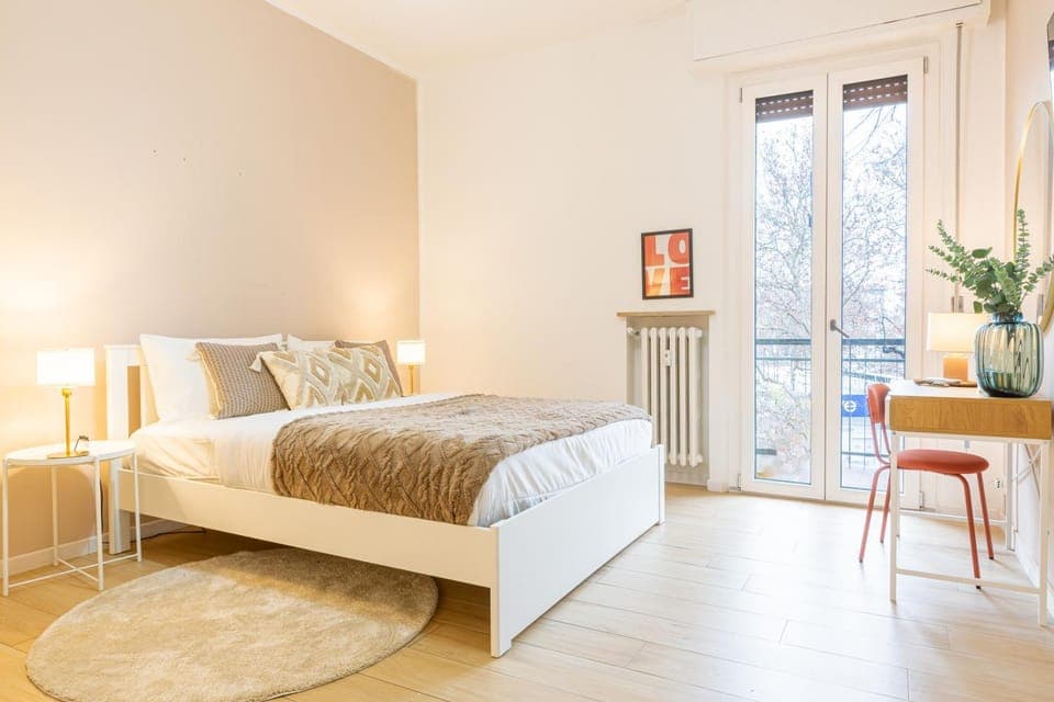 Bed, Photo of the whole room, Seating area, Bedroom