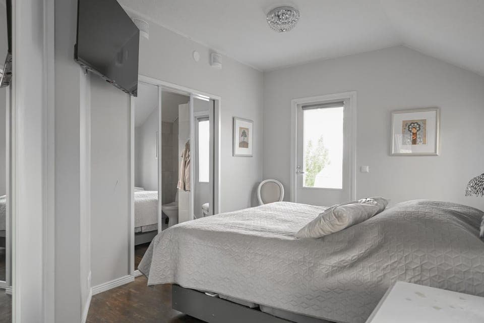 Bed, TV and multimedia, Bedroom