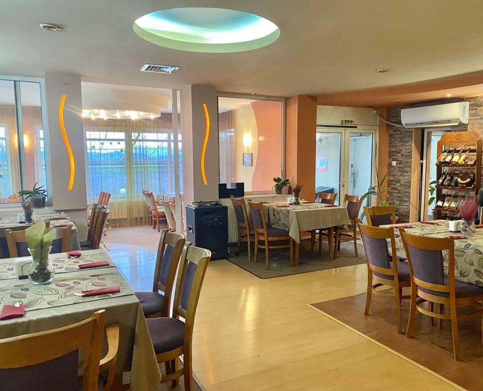 Restaurant/places to eat, Food and drinks, Banquet/Function facilities, Food