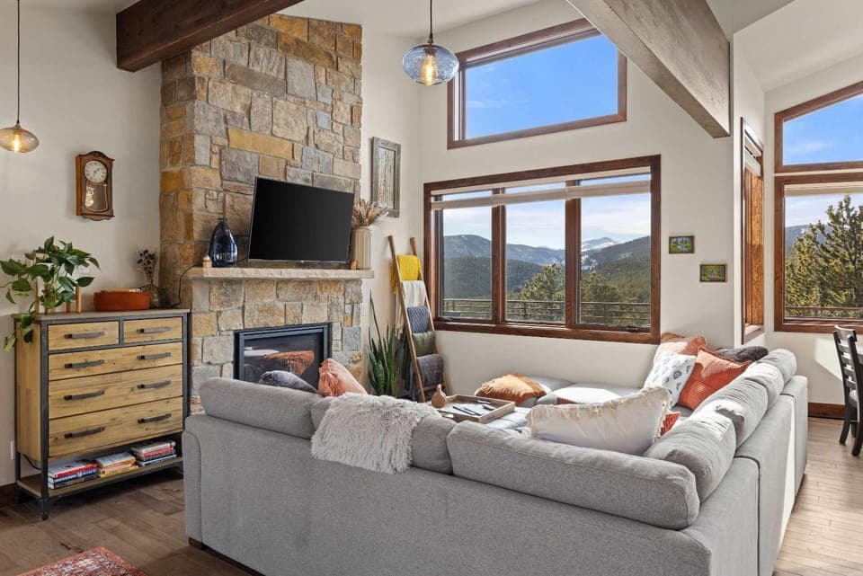 TV and multimedia, Living room, Seating area, Mountain view