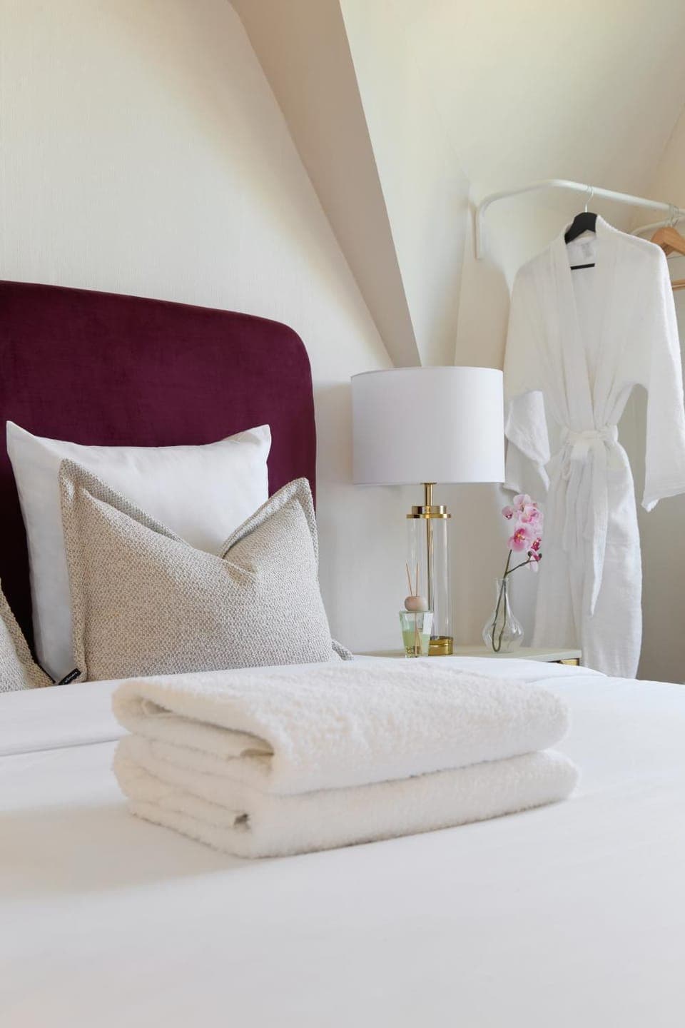 Bed, Bedroom, towels