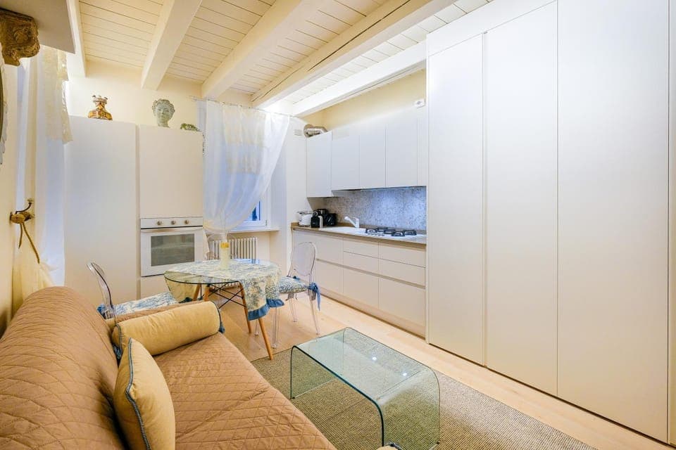 Kitchen or kitchenette, Seating area, Dining area, stove