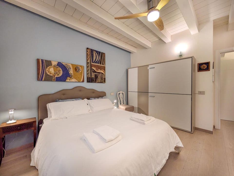 Photo of the whole room, Bedroom