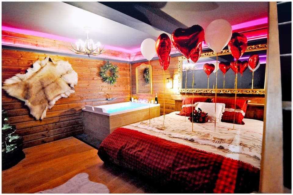 Bed, Hot Tub, Bedroom, Bath