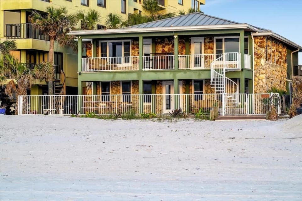Stones Throw Beachfront Family Suite #3 VIEWS Apartment in Indian Rocks Beach