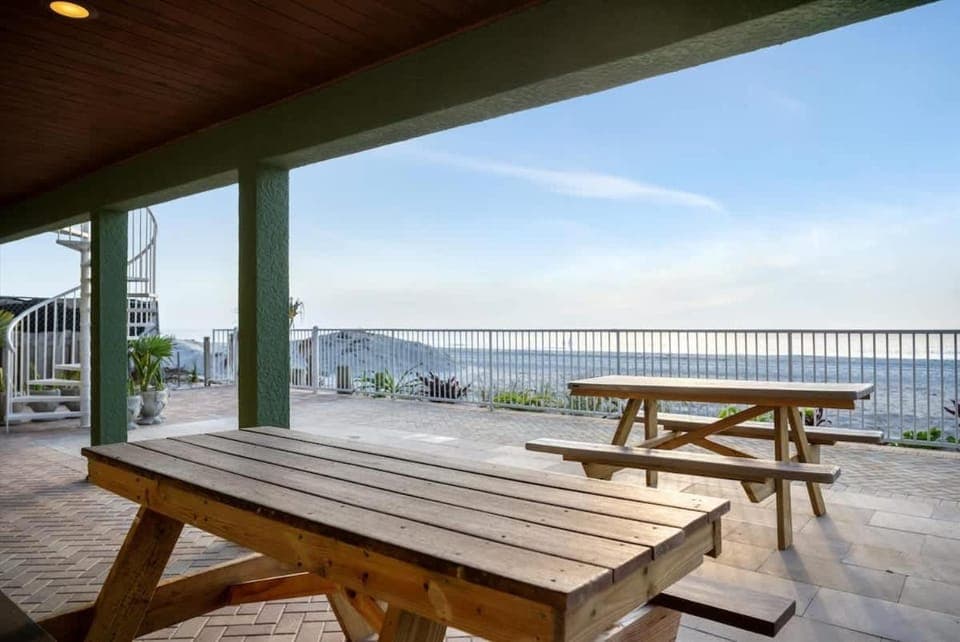 Stones Throw Beachfront Family Suite #3 VIEWS Apartment in Indian Rocks Beach