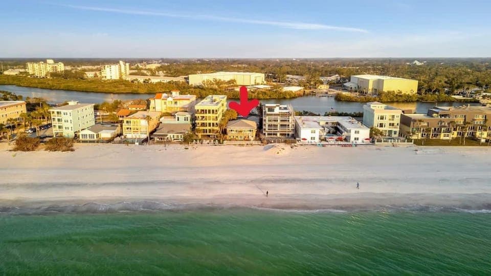 Stones Throw Beachfront Premier Suite #4 VIEWS Apartment in Indian Rocks Beach