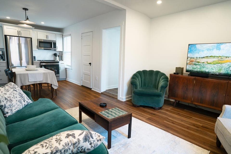 TV and multimedia, Kitchen or kitchenette, Living room, Seating area, Dining area