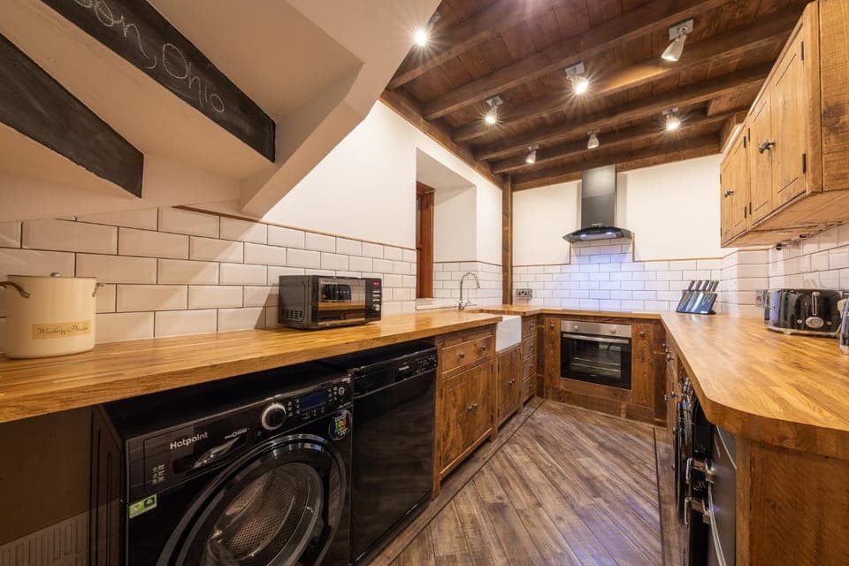 Kitchen or kitchenette, dishwasher, toaster, washing machine