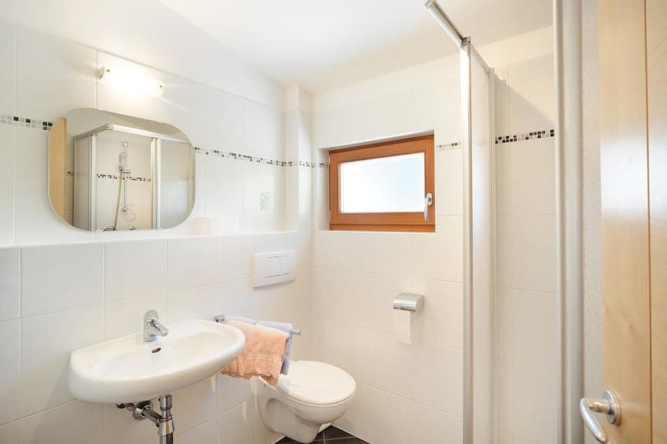 Shower, Toilet, Bathroom, towels