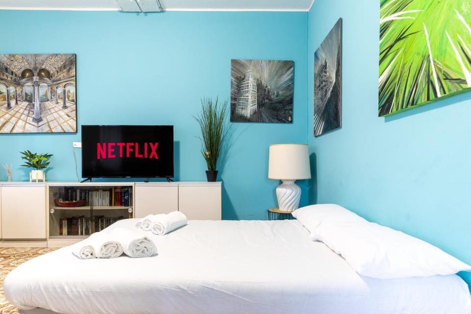 Communal lounge/ TV room, Bed, TV and multimedia, Living room, Decorative detail