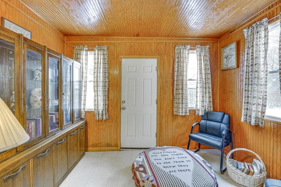 15 Mi to Dtwn Detroit: Cozy Family Home w/ Yard! House in Detroit