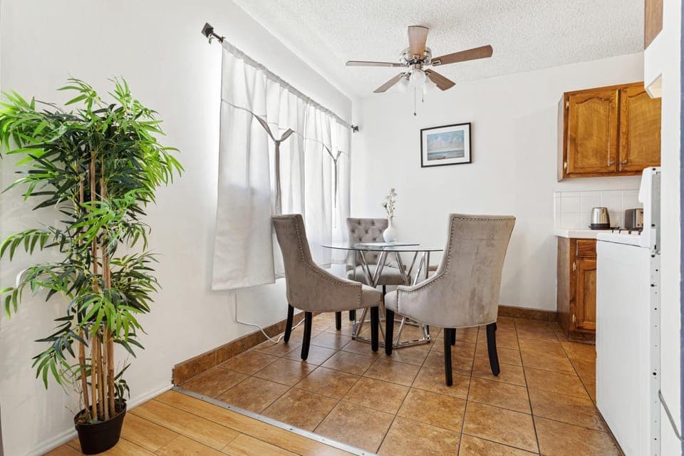 Cozy 1 bedroom West Hollywood Apartment hotel in West Hollywood