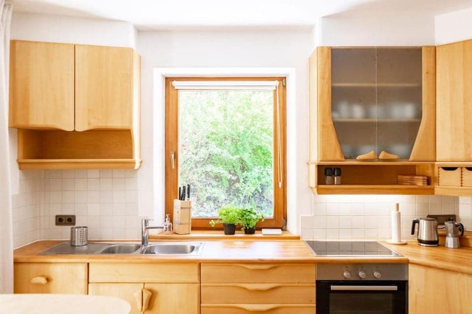 Coffee/tea facilities, Kitchen or kitchenette, dishwasher, stove