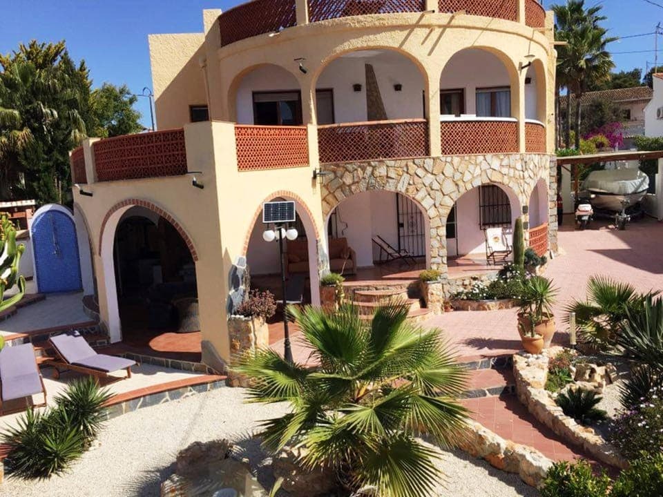 Patio, Facade/entrance, Bird's eye view, BBQ facilities, Garden, Balcony/Terrace, Floor plan, Swimming pool