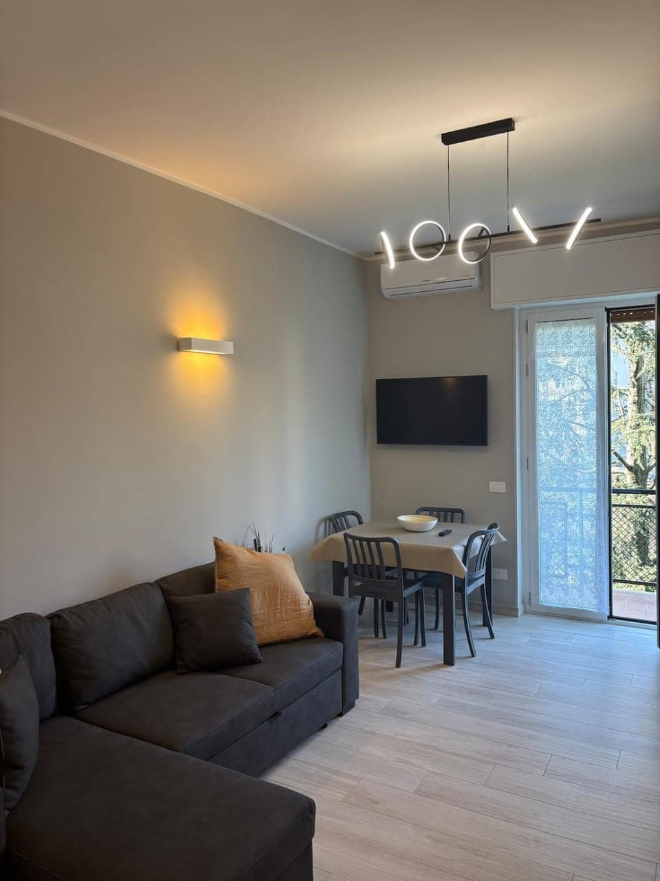 Communal lounge/ TV room, TV and multimedia, Living room, Seating area, Dining area, Evening entertainment