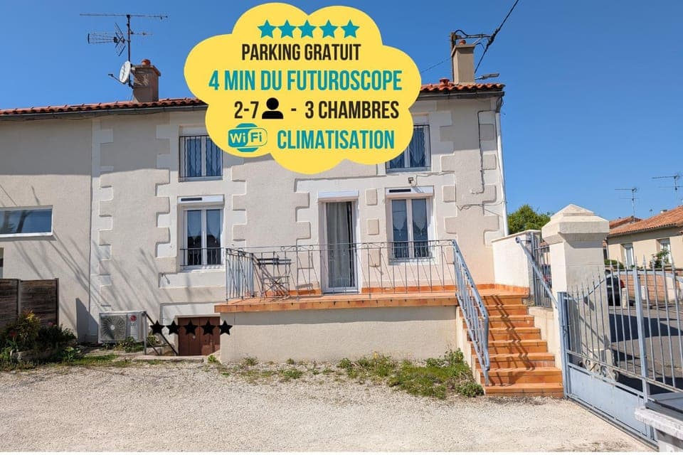 Property building, Facade/entrance, Day, Quiet street view, Inner courtyard view, Parking, air conditioner