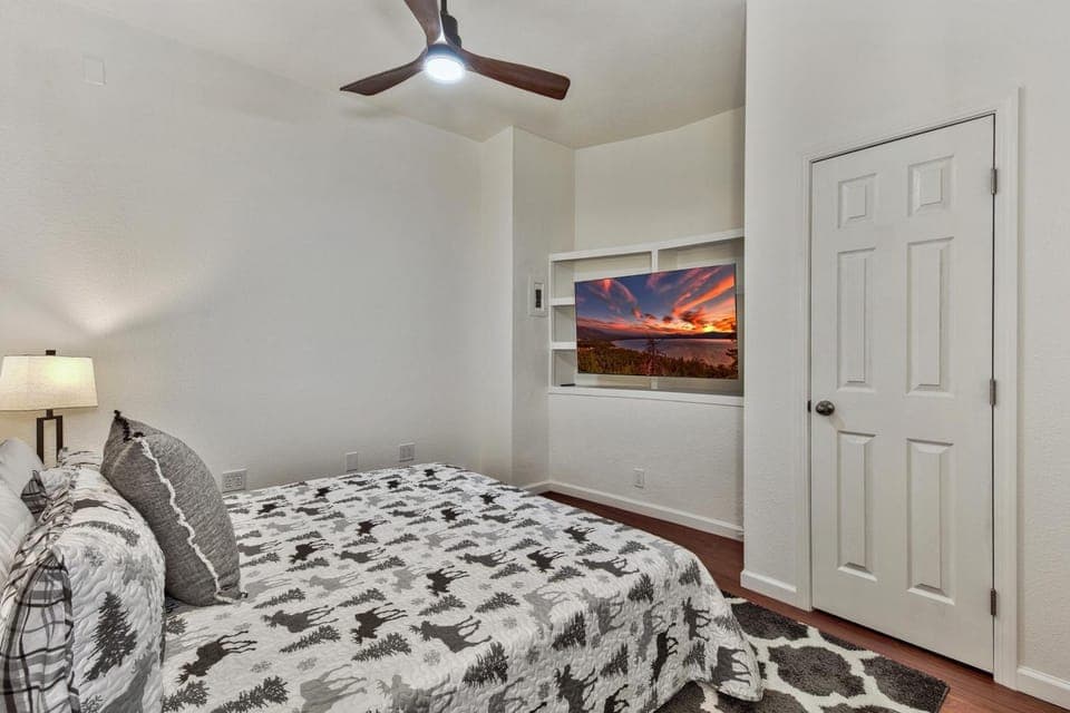 Bed, TV and multimedia, Photo of the whole room, Bedroom