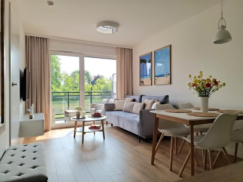 Bed, TV and multimedia, Living room, Photo of the whole room, Seating area, Dining area