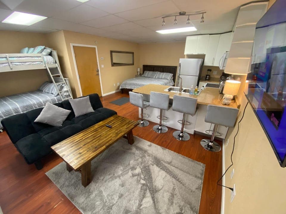 Kitchen or kitchenette, Living room, Seating area, Dining area