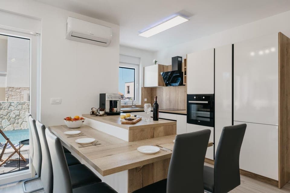 Kitchen or kitchenette, kitchen