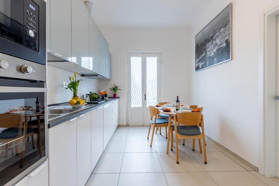 Kitchen or kitchenette, Dining area