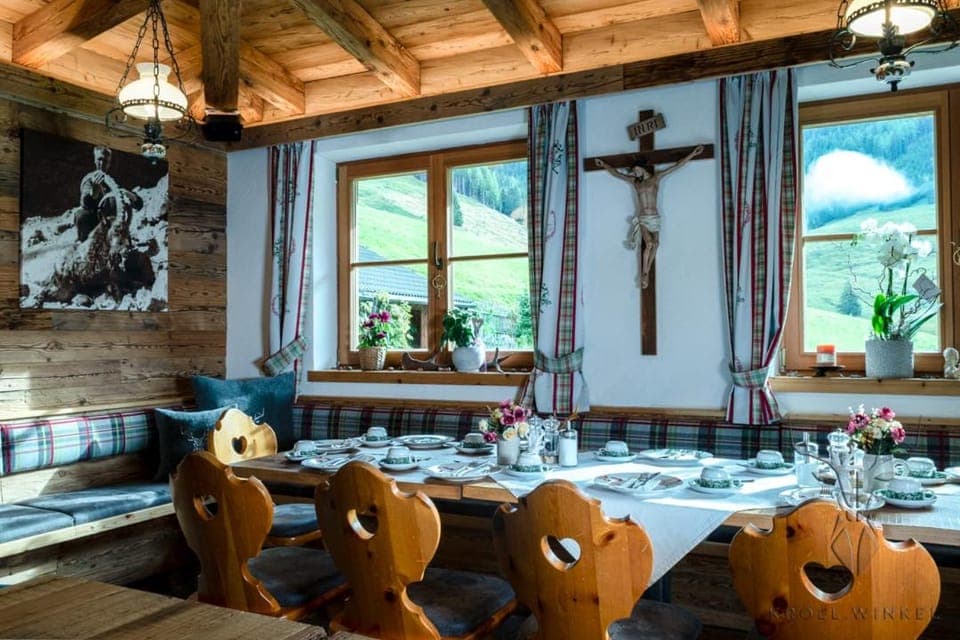 Restaurant/places to eat, Food and drinks, Banquet/Function facilities