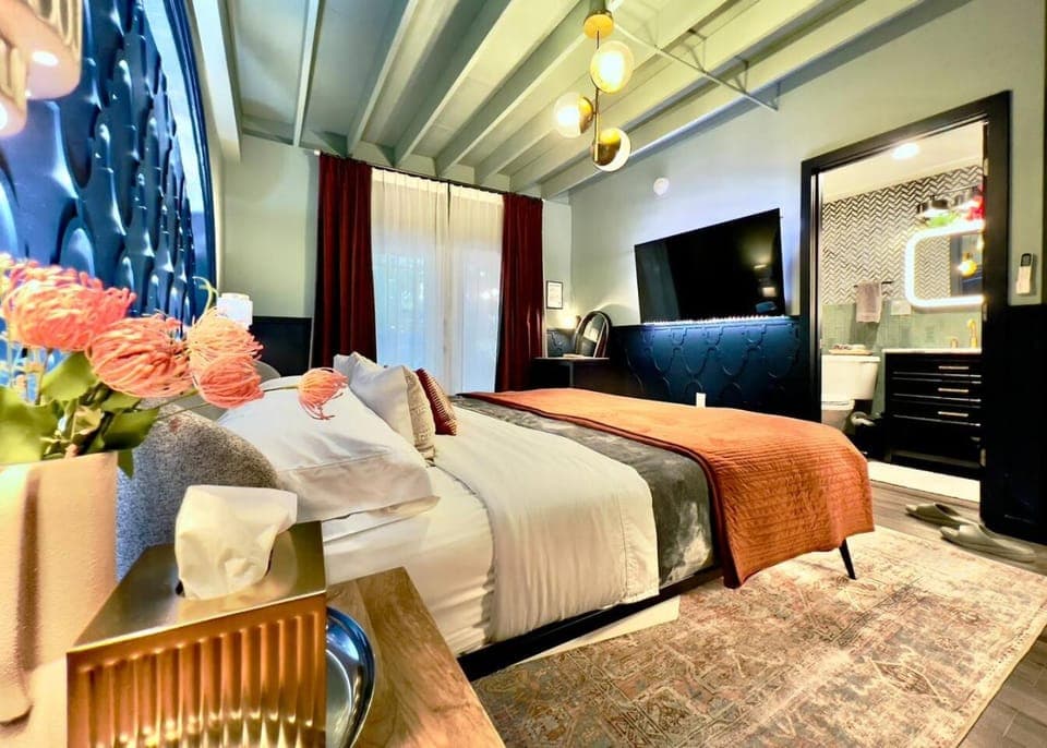 Bed, Bedroom, Pets, pet friendly