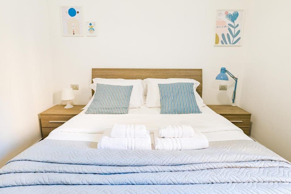 Bed, Photo of the whole room, Bedroom, towels