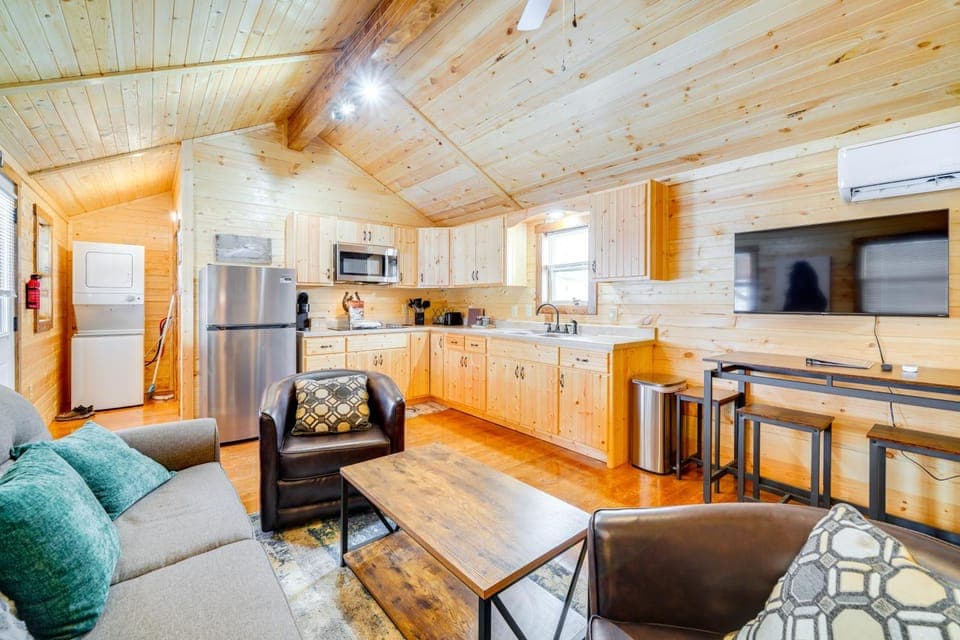 La Grange Cabin on a Racehorse Farm w/ Pond Views! Cabin in Indiana