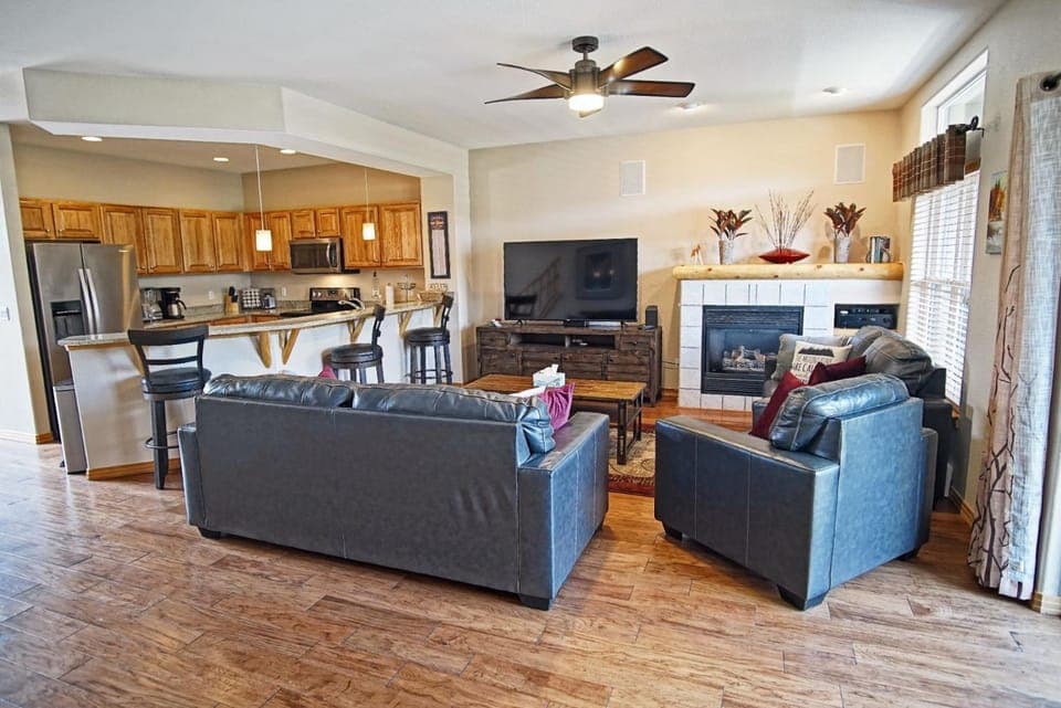 Hot Tub, Blue River in Backyard, Close to 5 Ski Resorts, On Free Bus Route, New Listing House in Silverthorne