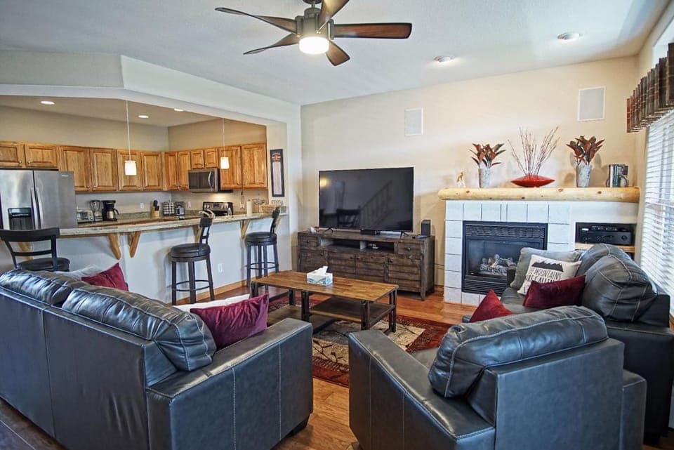 Hot Tub, Blue River in Backyard, Close to 5 Ski Resorts, On Free Bus Route, New Listing House in Silverthorne