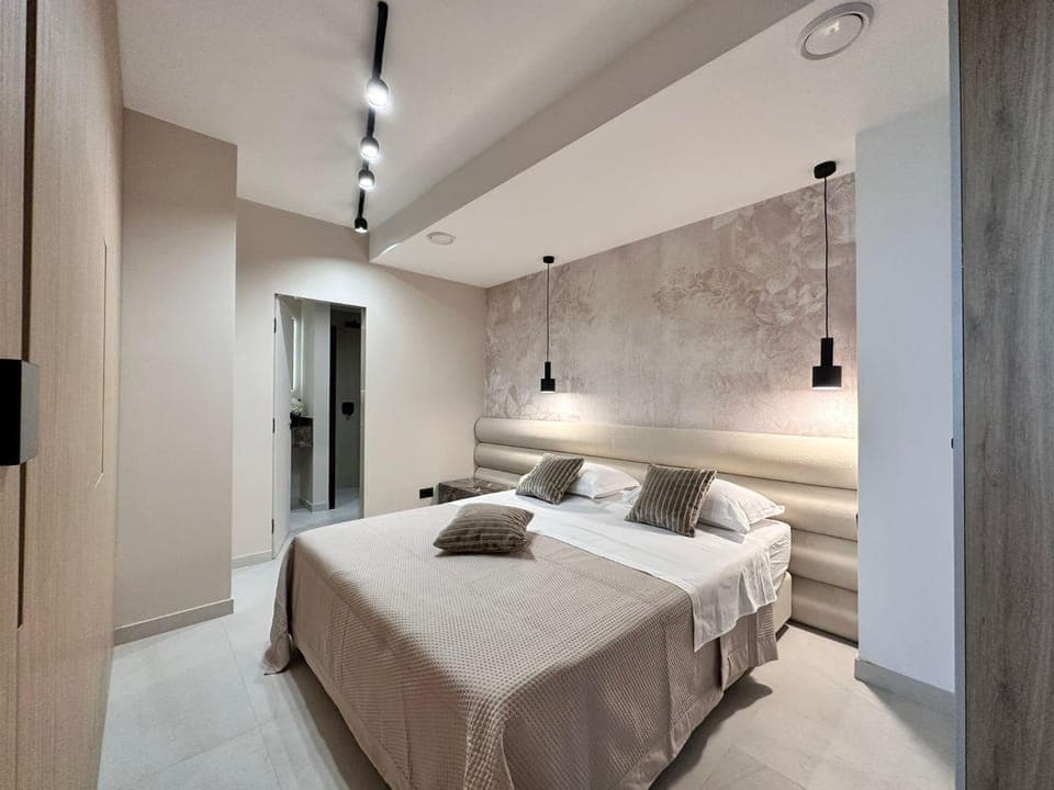 Bed, Bedroom, towels