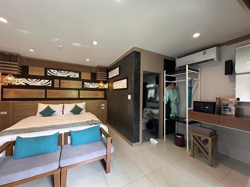 Bed, Photo of the whole room, Bedroom