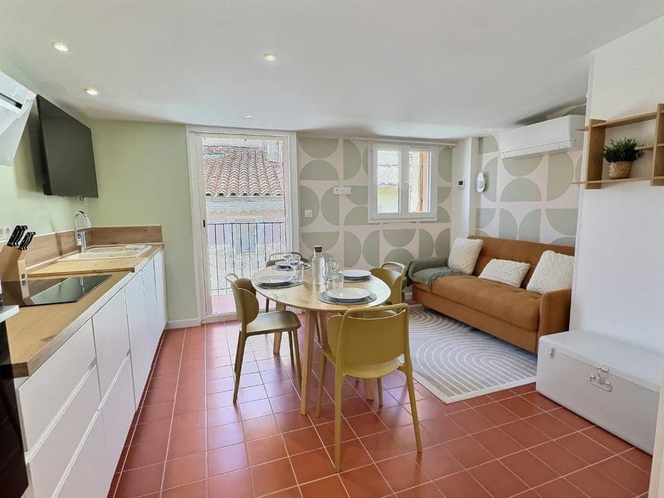 TV and multimedia, Kitchen or kitchenette, Living room, Seating area, Dining area