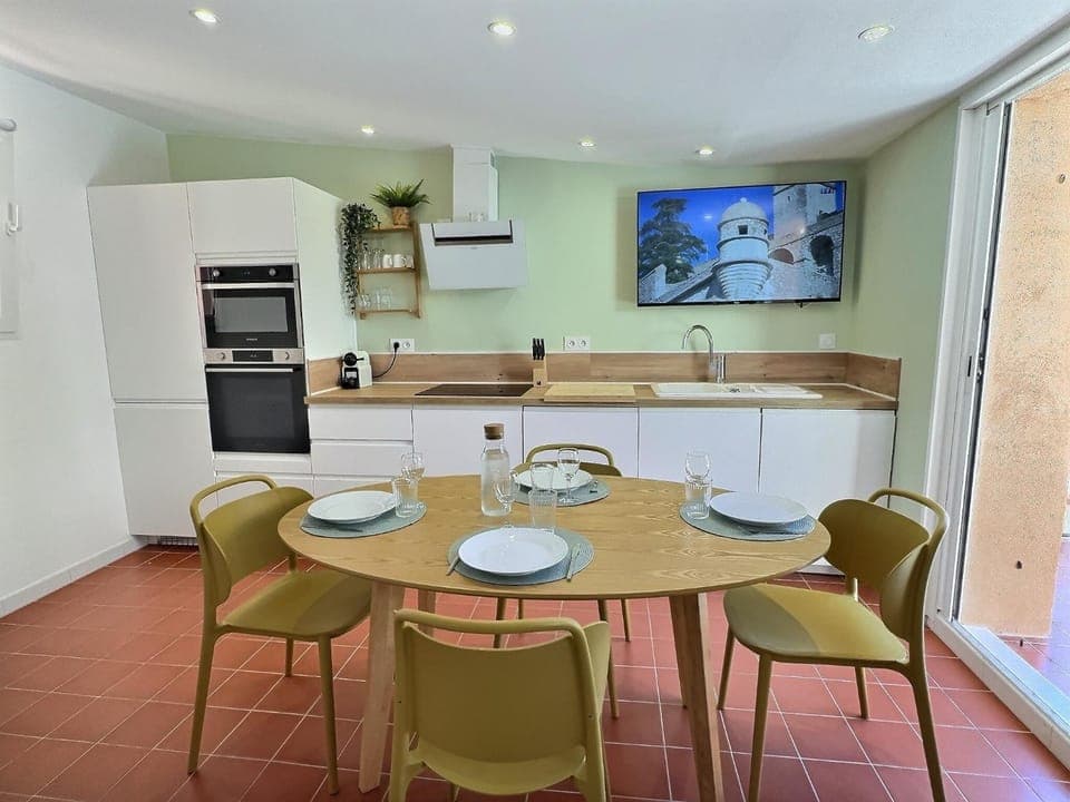 TV and multimedia, Kitchen or kitchenette, Living room, Seating area, Dining area, dishwasher, microwave, oven, stove, toaster, washing machine